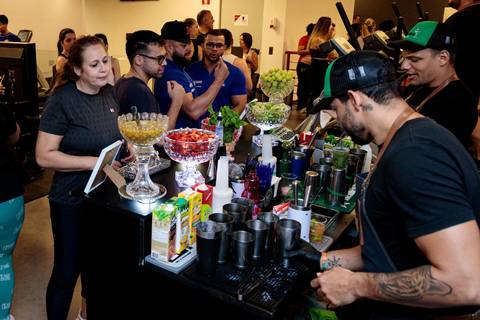 Aula de spinning no Studio Inova Cycle durante reinauguração da sala'