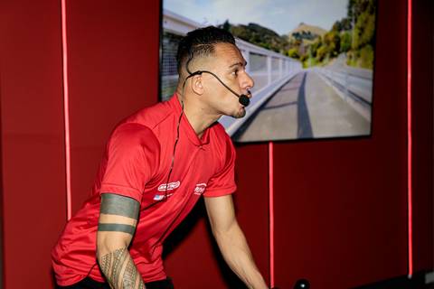 Aula de spinning no Studio Inova Cycle durante reinauguração da sala'