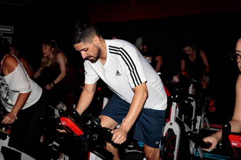 Aula de spinning no Studio Inova Cycle durante reinauguração da sala'