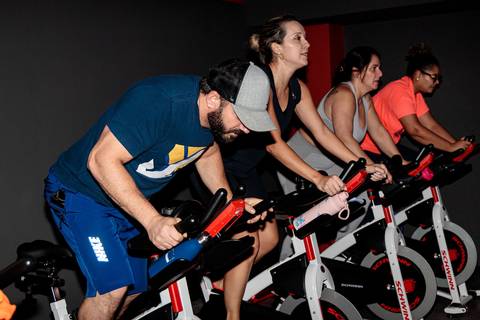 Aula de spinning no Studio Inova Cycle durante reinauguração da sala'