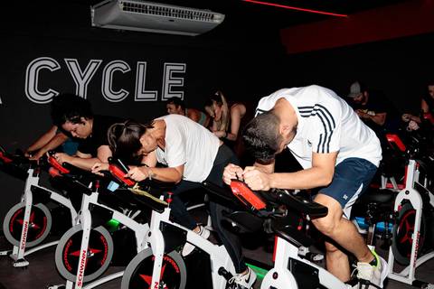 Aula de spinning no Studio Inova Cycle durante reinauguração da sala'
