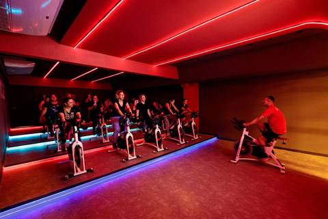 Aula de spinning no Studio Inova Cycle durante reinauguração da sala'