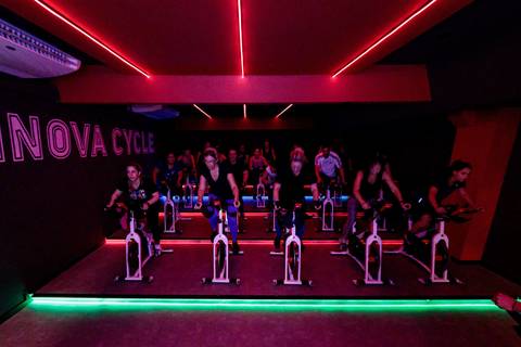 Aula de spinning no Studio Inova Cycle durante reinauguração da sala'