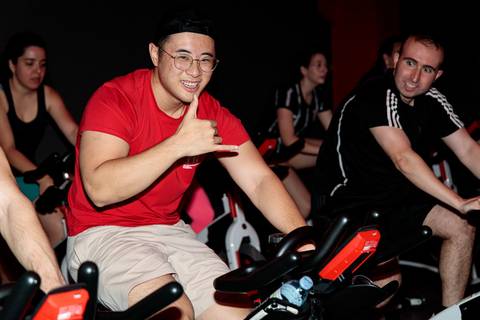 Aula de spinning no Studio Inova Cycle durante reinauguração da sala'