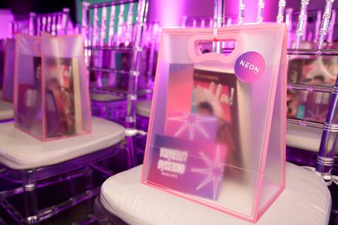 Kit do selo NEON da Buzz Editora distribuído para convidados durante evento na Avenida Paulista'