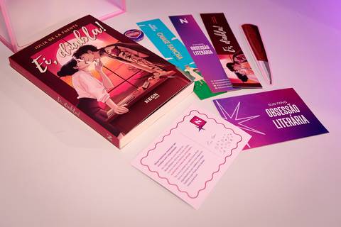 Kit do selo NEON da Buzz Editora distribuído para convidados durante evento na Avenida Paulista'