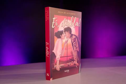 Livro Ei, diabla do selo NEON exposto durante lançamento na Buzz Editora'