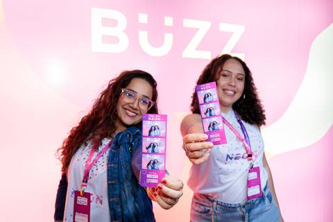 Participantes do evento de lançamento do selo NEON com fotos instantâneas'
