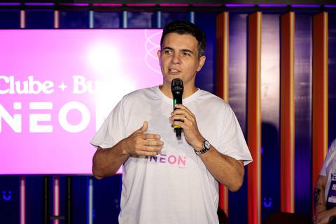 Anderson Cavalcante apresentando o selo NEON durante evento na Avenida Paulista'