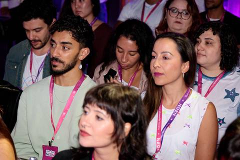 Participantes assistindo apresentação do lançamento do selo NEON'
