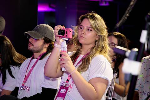 Participantes assistindo apresentação do lançamento do selo NEON'