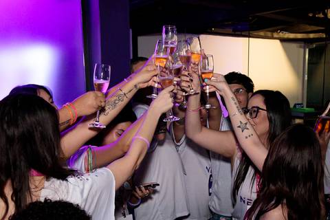 Brinde entre convidados durante evento de lançamento do selo NEON'