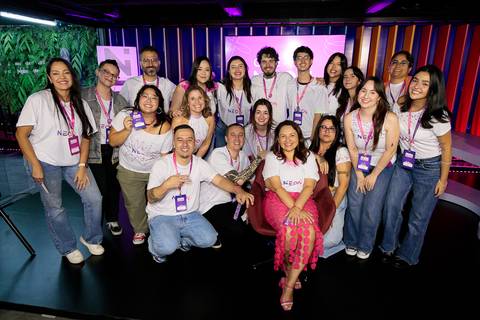 Equipe da Buzz Editora reunidos no lançamento do selo NEON da Buzz Editora'