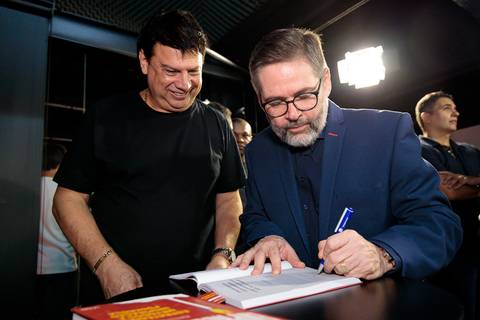 Sessão de autógrafos do livro Empreender Volume 2 em São Paulo'