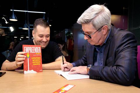 Sessão de autógrafos do livro Empreender Volume 2 em São Paulo'