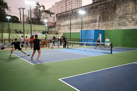 Partida de pickleball na Mixed Double Sports no bairro do Ipiranga'