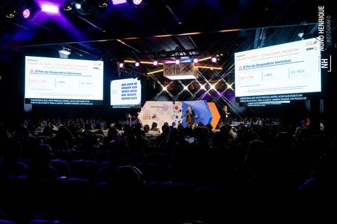 Palestra sobre o futuro da aprendizagem durante evento corporativo no Pro Magno'