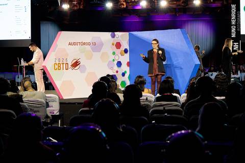 Vanessa Schrot no palco durante congresso de aprendizagem corporativa'