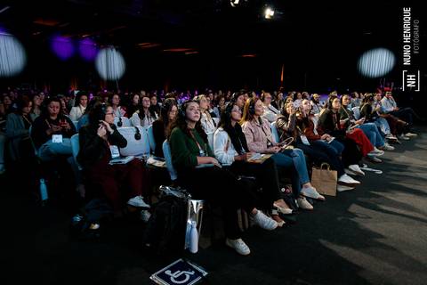 Participantes acompanham palestra de Vanessa Schrot no CBTD'