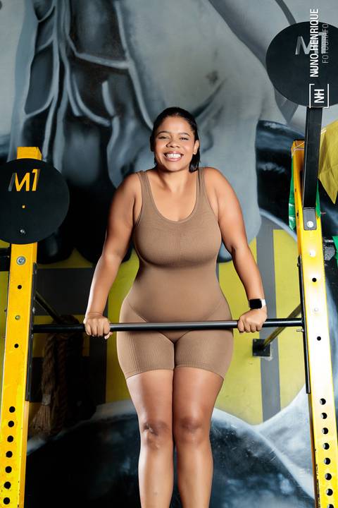 Yara Célia sorri entre estruturas de treinamento no Cross Millennium Extreme'