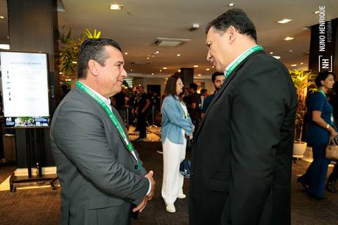 Networking entre profissionais durante evento da indústria automotiva'