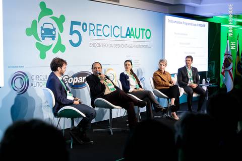 Representantes da ABDI em encontro sobre reciclagem de automóveis'