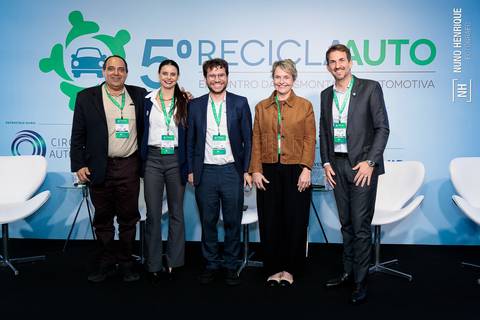 Painel sobre reciclagem automotiva durante evento no Novotel Center Norte'