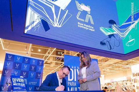Luis Wulff autografando o livro Dividir para Multiplicar na Avenida Paulista'