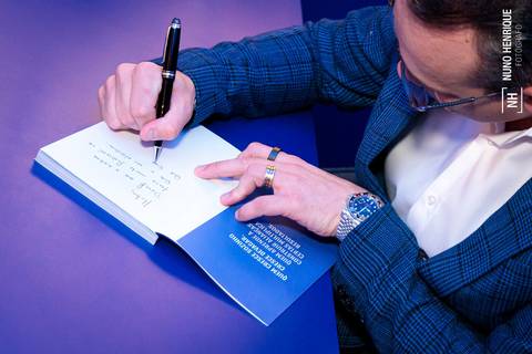 Luis Wulff autografando o livro Dividir para Multiplicar na Avenida Paulista'