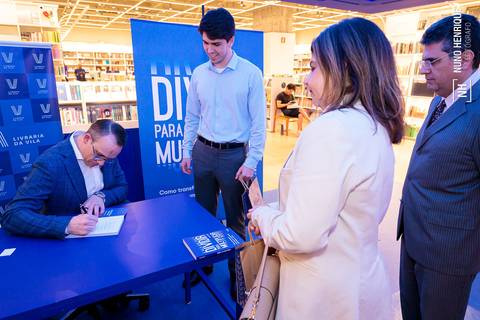 Convidados e parceiros de Luis Wulff durante lançamento do livro'