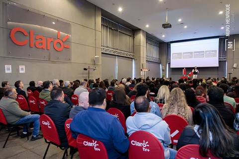 Público e palestrante durante encontro sobre cibersegurança e futuro digital'