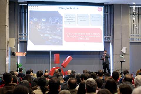 Evento corporativo da Claro sobre IA e segurança digital em São Paulo'