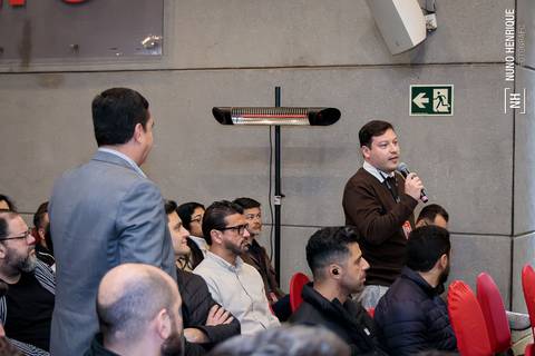 Profissionais de cibersegurança reunidos durante evento corporativo da Claro'