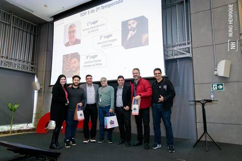 Profissionais de cibersegurança reunidos durante evento corporativo da Claro'