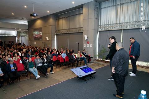 Público e palestrantes durante encontro sobre cibersegurança e futuro digital'