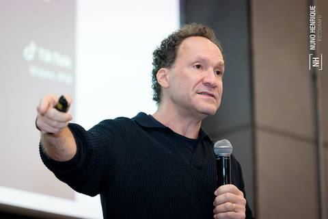 Palestrante durante Claro Innovation Day sobre inteligência artificial e cibersegurança'