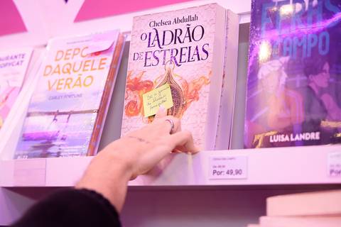 Leitores escolhendo livros no estande da Buzz Editora durante a Bienal'
