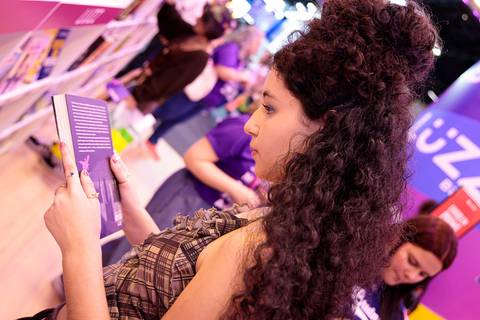 Movimentação de visitantes no estande da Buzz Editora no Distrito Anhembi'