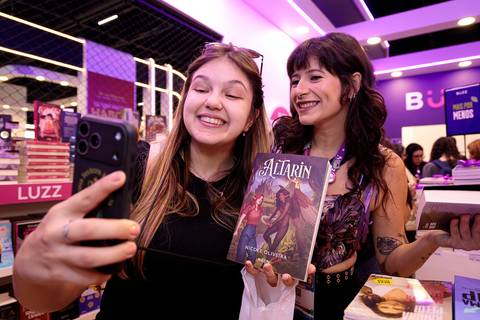 Autor conversando com leitores durante a Bienal do Livro de São Paulo'