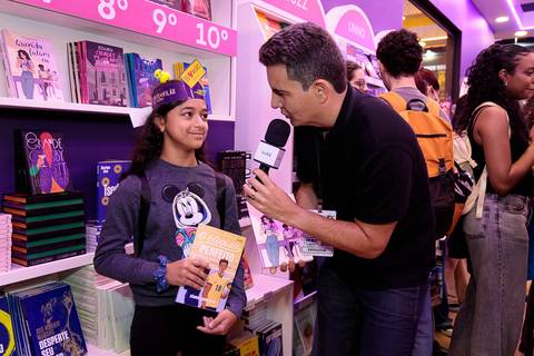 Autor conversando com leitores durante a Bienal do Livro de São Paulo'