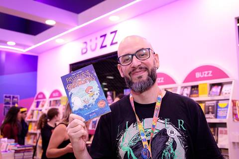 Movimentação de visitantes no estande da Buzz Editora no Distrito Anhembi'