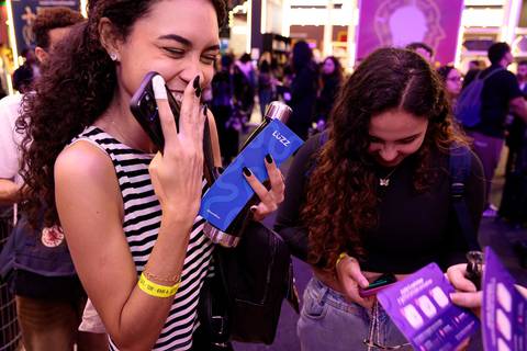 Visitantes no estande da Buzz Editora durante a Bienal do Livro'