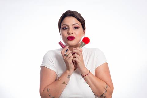 Maquiadora Karina Saib em ensaio fotográfico para material de divulgação.'