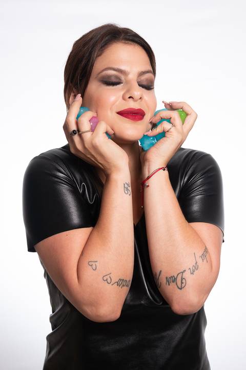 Maquiadora Karina Saib em ensaio fotográfico para material de divulgação.'