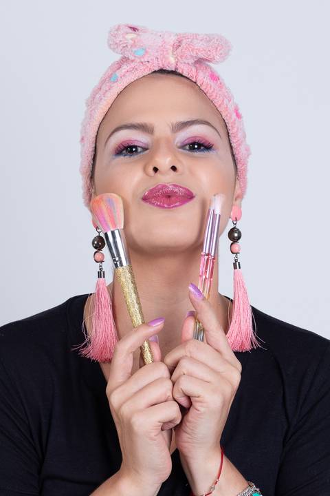 Maquiadora Karina Saib em ensaio fotográfico para material de divulgação.'