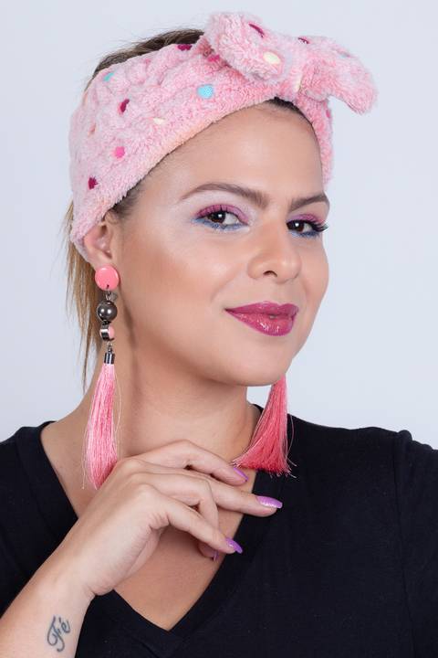 Maquiadora Karina Saib em ensaio para material de divulgação.'