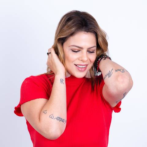 Maquiadora Karina Saib em ensaio para material de divulgação.'