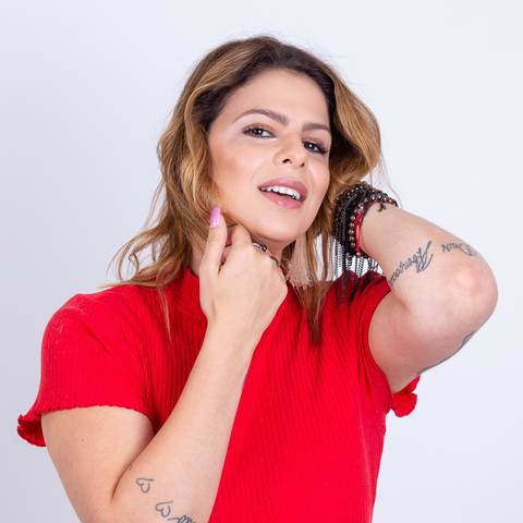 Maquiadora Karina Saib em ensaio fotográfico para material de divulgação.'