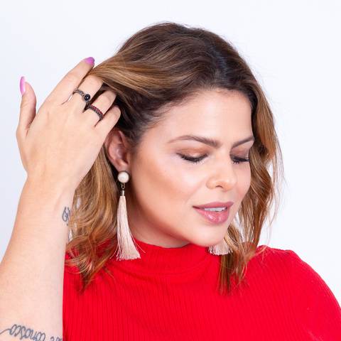 Maquiadora Karina Saib em ensaio fotográfico para material de divulgação.'