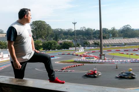 Ensaio fotográfico com o jornalista Tiago Mendonça no Kartódromo da Granja Viana, em Cotia, usando roupas da Ferrari, Red Bull Racing, Usain Bolt, todas da marca Puma.'